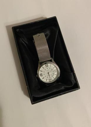 Часы ручные базовые серебряные1 фото