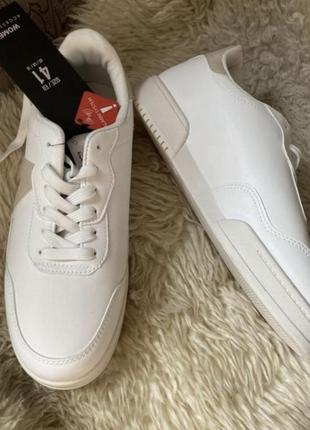 Новые белые базовые кроссовки 41 р