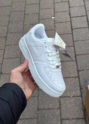 Жіночі білі кросівки nike air force1 фото