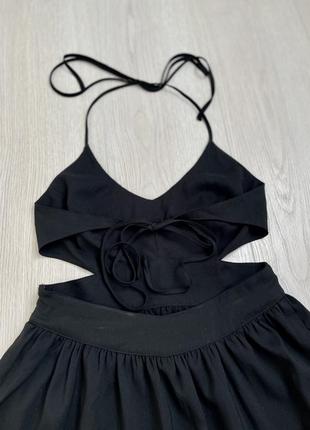 Черное мини платье с разрезами по бокам на брителях в размере s от бренда7 фото