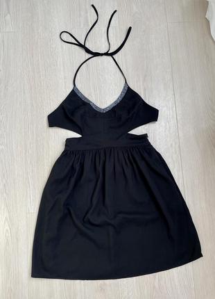 Черное мини платье с разрезами по бокам на брителях в размере s от бренда8 фото