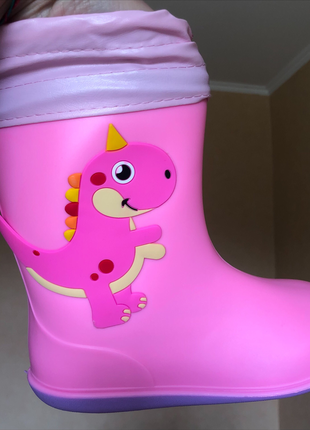 Дитячі чоботи з динозавром для дівчинки рожеві вставка у чобіток3 фото