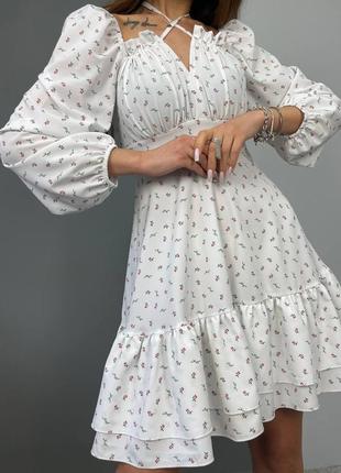 Платье мини с длинными рукавами приталенное с обильной юбкой платье короткая с цветочным принтом стильная базовая белая2 фото