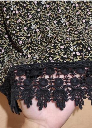Женская блузка jbc черная в цветочный принт с кружевом4 фото