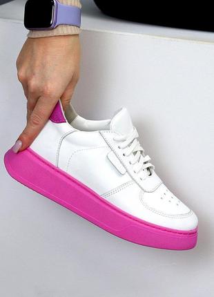 Натуральные кожаные белые кеды - кроссовки на подошве цвета фуксии3 фото