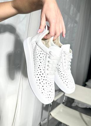 Натуральные кожаные белые кеды - кроссовки с сквозной перфорацией2 фото