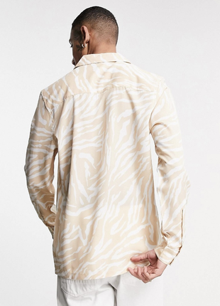 Молочная бежевая свободная нежная рубашка в животный принт зебры4 фото