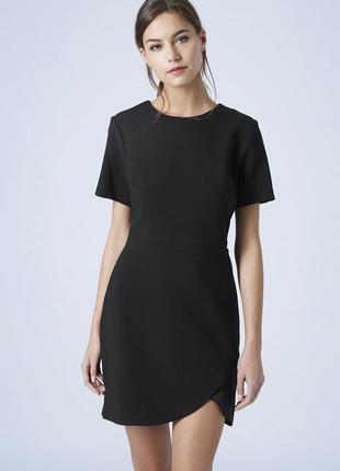 Маленькое черное платье-футляр с сатиновой вставкой