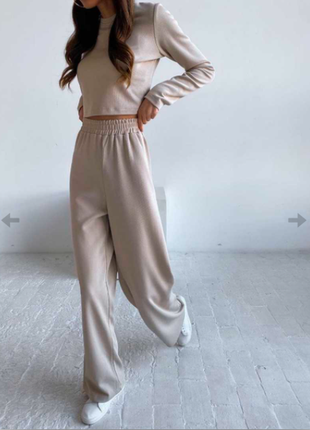 Бежевый женский костюм двойка