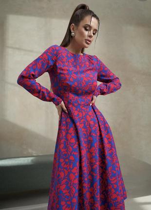 Сине-красное приталенное платье с цветочным принтом1 фото