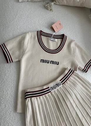 Трендовый костюм miu miu 2024 весна лето топ и юбка3 фото