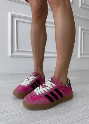 Крутезні жіночі кросівки adidas gazelle x gucci pink velvet рожеві5 фото