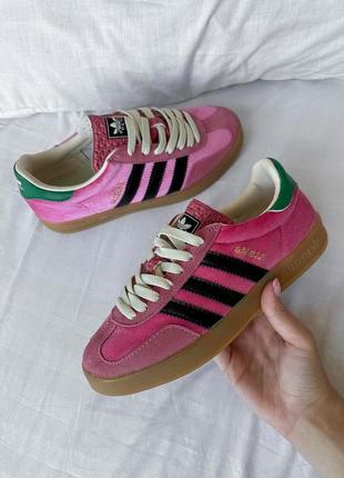 Крутейшие женские кроссовки adidas gazelle x gucci pink velvet розовые2 фото