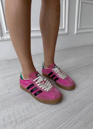 Крутезні жіночі кросівки adidas gazelle x gucci pink velvet рожеві10 фото