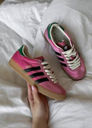 Крутезні жіночі кросівки adidas gazelle x gucci pink velvet рожеві6 фото