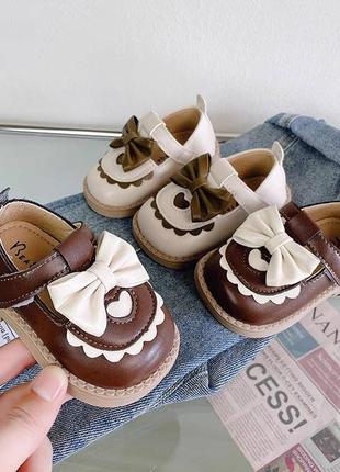 Стильні туфлі для маленьких дівчаток8 фото
