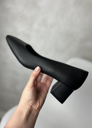 Туфли бренда marks & spencer m&s базовые удобные квадратные каблуки размер 40 wide fit на широкую ножку удобный подъем экокожа1 фото