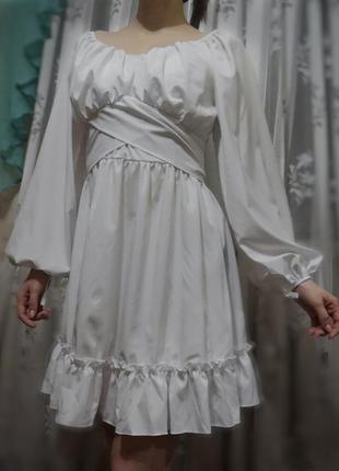 Белое платье мини. размер с, небольшое м