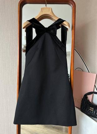 Сукня в стилі miu miu чорна пряма коктейльна гола спина міні1 фото