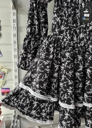 Платье беби долл в цветочек с открытыми плечами с кружевом с рюшами оборками приталенное короткое мини чёрное белое лолита аниме нарядное праздничное3 фото