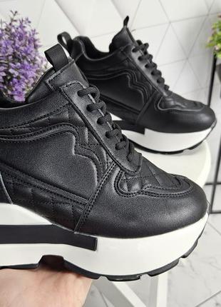 Сникерсы кроссовки на танкетке с платформой черные демисезон