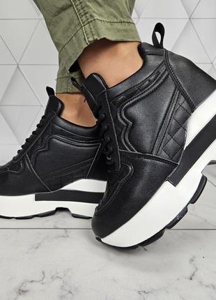 Сникерсы кроссовки на танкетке с платформой черные демисезон