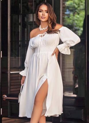 Платье миди белое чёрное приталенное клёш а силуэта талия на резинке рукава фонарики декольте на кулиске крестьянка с открытыми плечами