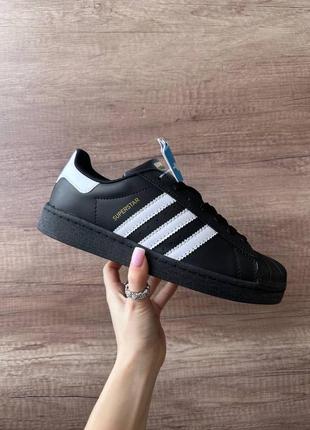 Трендовые кроссовки adidas superstar