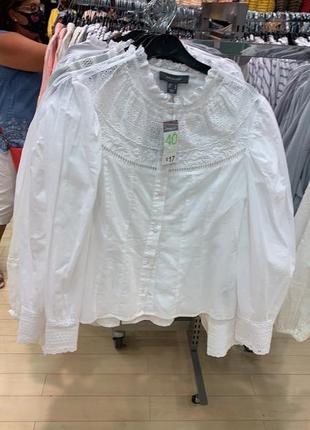 Стильная белая блуза с объемными рукавами и вышивкой1 фото