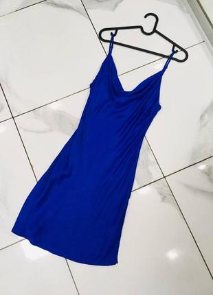Синее сатиновое платье с разрезом bershka м3 фото