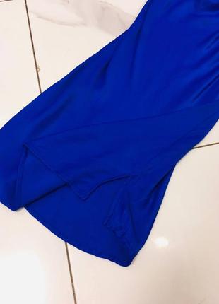 Синее сатиновое платье с разрезом bershka м7 фото