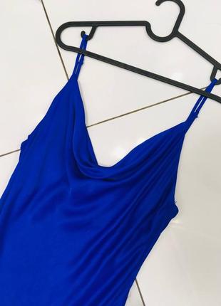 Синее сатиновое платье с разрезом bershka м6 фото