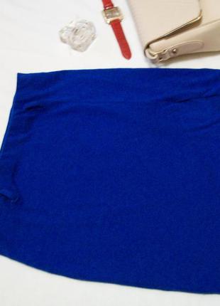 Синяя облегающая мини юбка с разрезом1 фото