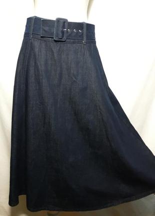Коттон / лиоцелл женская длинная расклешенная джинсовая юбка с широким поясом.