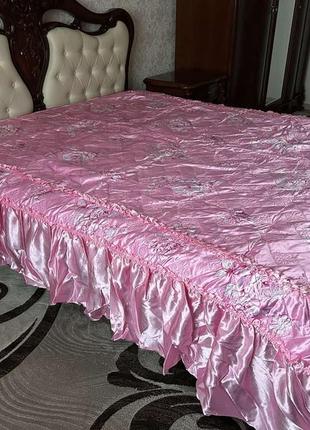 Атласное розовое покрывало с рюшей 170*200*252 фото