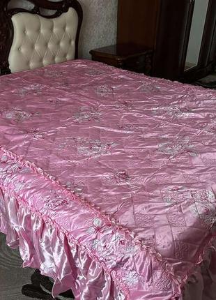 Атласное розовое покрывало с рюшей 170*200*251 фото