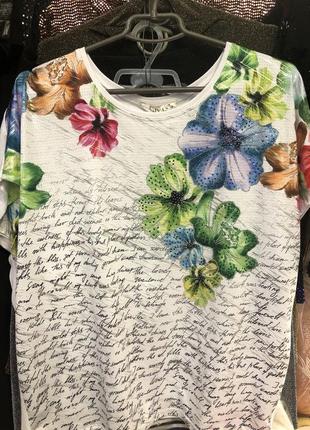 Красива біла великими квітами нарядна блузка футболка