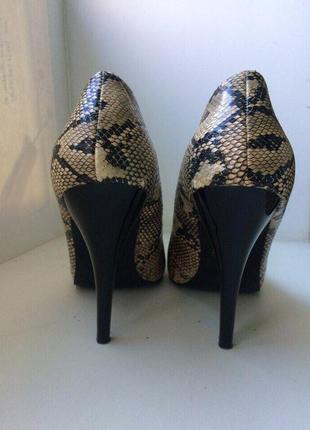 Нові туфлі під зміїну шкіру