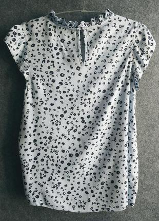 Легкая блуза из вискозы серо-голубого цвета с черным принтом 46-48 размера6 фото