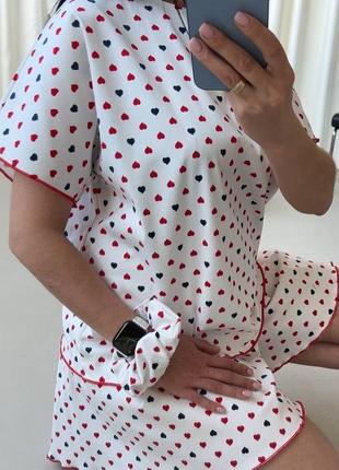 Пижама тройка с принтом сердечек со свободной футболкой со свободными шортами клеш с резинкой для волос домашний костюм3 фото