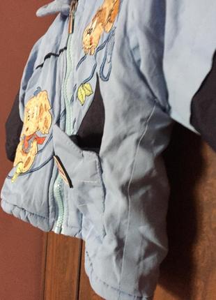 Курточка насыщенного голубого цвета с вставками синего цвета с аппликацией на 6-9 месяцев.3 фото
