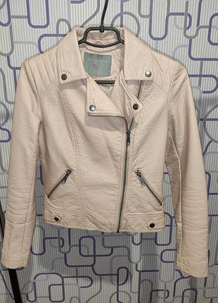 Крута косуха мерехтливої кольору