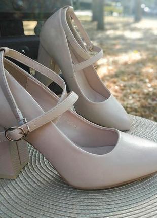 Классические элегантные  бежевые туфли на каблуке7 фото