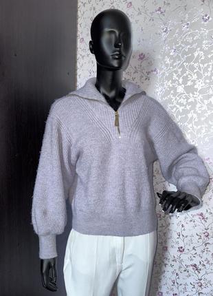 Базовый свитер нежного цвета с трендовым воротником6 фото