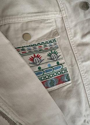 Стильная джинсовая куртка с вышивкой3 фото