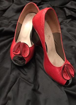 Туфли-босоножки под рептилию