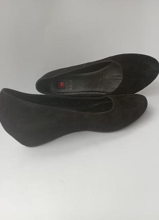 Чорні замшеві туфлі на танкетці від hogl