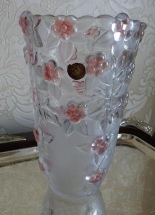 Высокая стеклянная вазочка с розочками высотой 24 см.