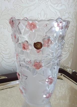 Висока скляна ваза з трояндочками висотою 24 див.