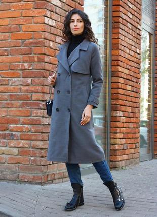 Стильное женское пальто серого цвета3 фото